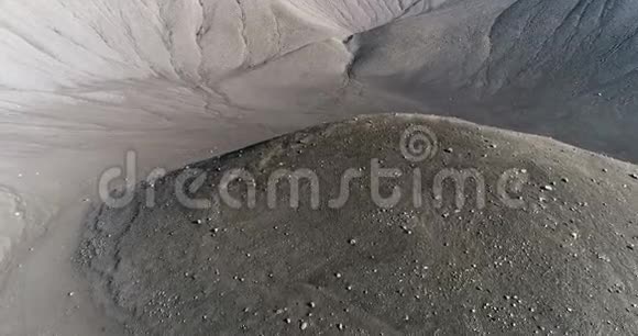 在Hverfjall陨石坑内低空飞行视频的预览图