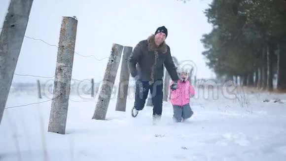 父亲和女儿在雪地里奔跑视频的预览图