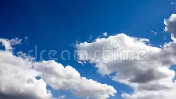 美丽的戏剧云景滚滚的云彩视频的预览图