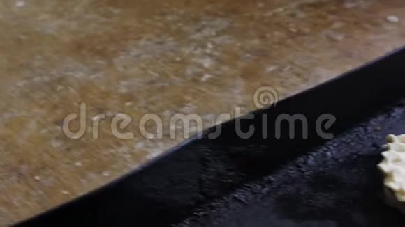 木质桌上用生皮托盘烘烤的运动视频的预览图
