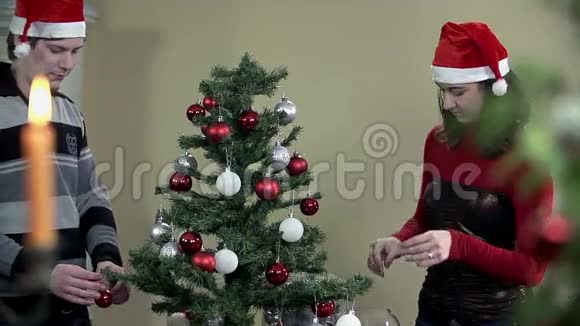 与兄弟姐妹一起慢动作装饰圣诞树视频的预览图