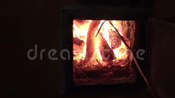 人用耙子在旧壁炉里挖火视频的预览图