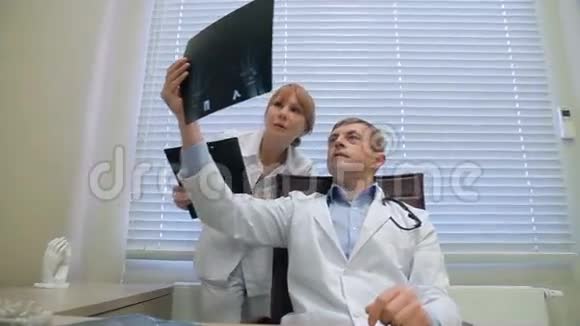 两名医生在办公室检查病人X光视频的预览图