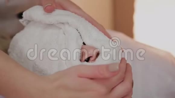 在美容师做手术的女人脸上戴着毛巾视频的预览图