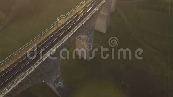 日落时石铁桥的空中拍摄有有趣的阴影4k视频的预览图