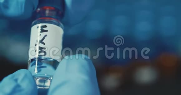 实验室技术员处理小瓶子视频的预览图