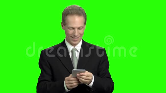 商人在智能手机上聊天视频的预览图
