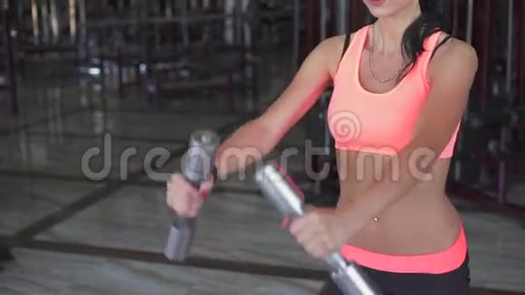 运动女性在健身房用哑铃做运动慢慢地视频的预览图