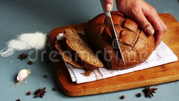 男人用刀切黑麦面包视频的预览图