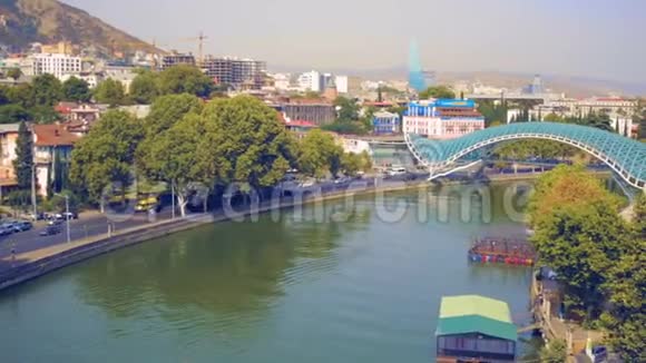 格鲁吉亚首都格鲁吉亚首都TBILISI第比利斯市中心空中观景台库拉河和平之桥摄像机开着视频的预览图