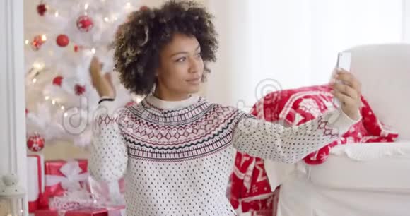 为圣诞自拍摆姿势的快乐年轻女子视频的预览图