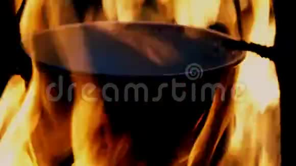 在一个野外露营地烧锅视频的预览图