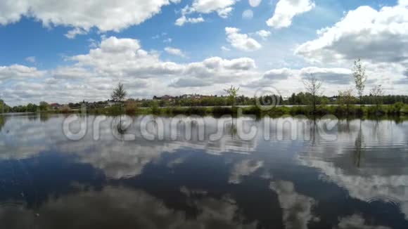 乌克兰KhmelnytskyiRuzhicna反映静水中的森林的美丽湖泊景观视频的预览图