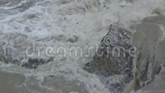 慢动作快风暴山河越过大岩视频的预览图