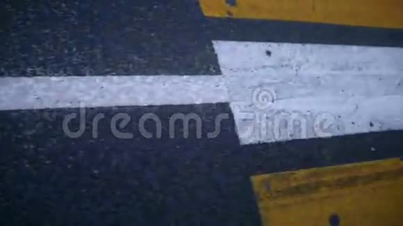 道路标记汽车沿着这条路行驶视频的预览图