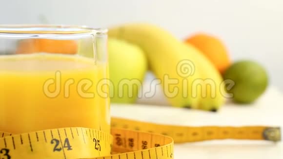 新鲜的柑橘类水果旋转关于健康食品和饮食概念的视频片段橙汁装在一个杯子里视频的预览图