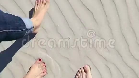 在沙滩上散步的男女腿视频的预览图