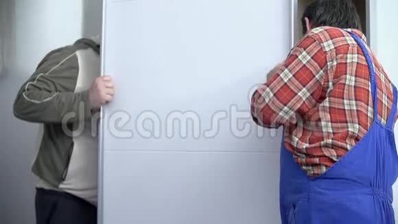 伙计们试着安排衣柜的前门视频的预览图