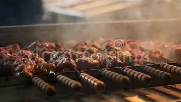 肉在扦子上旋转把烧烤的食物烤熟准备美味的烤肉串什什利克视频的预览图