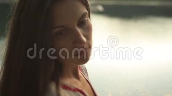年轻漂亮有思想的女人的脸上有一双棕色的大眼睛喀尔巴阡山脉的塞内维尔湖视频的预览图