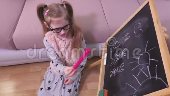 小女孩拿着魔杖靠近黑板视频的预览图