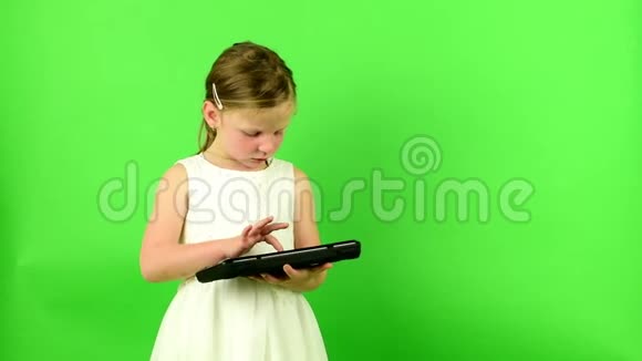 女孩用键盘小女孩在色度键背景视频的预览图