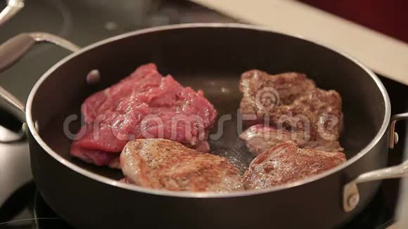 牛肉牛排炒锅里视频的预览图