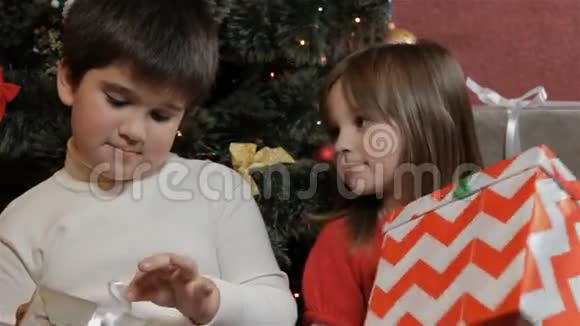孩子们看着他们的圣诞礼物视频的预览图