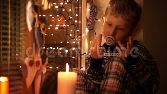 小男孩手指数着有多少礼物会带给他圣诞老人视频的预览图