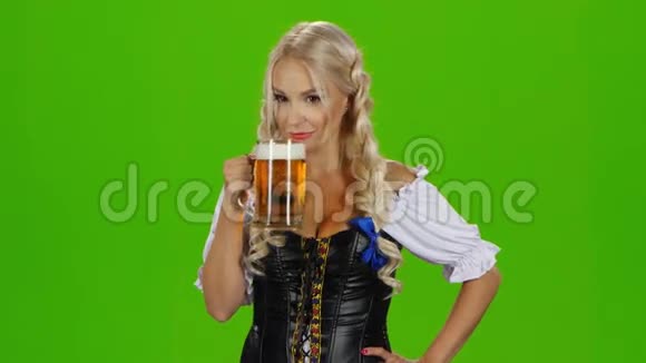 传统巴伐利亚州的妇女喝啤酒竖起大拇指绿色屏幕视频的预览图