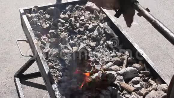 羊肉肉喷在热煤上视频的预览图