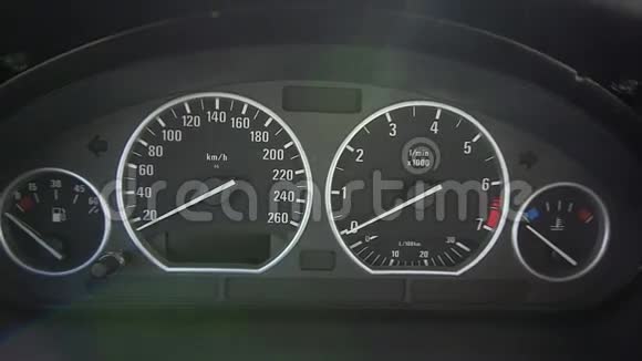 关闭汽车速度仪表盘视频镜头视频的预览图