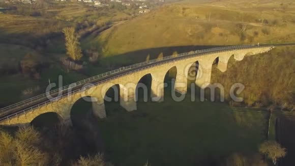 日落时石铁桥的空中拍摄有有趣的阴影4k视频的预览图