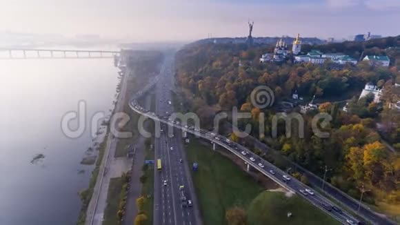 基辅UKRAINE2017年10月19日飞越乌克兰基辅市的堤岸视频的预览图