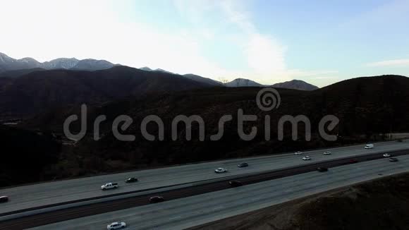 岩石山脉和主要山脉的全景空中拍摄视频的预览图