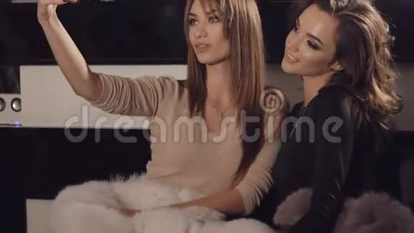 两个模特摆着丰富的毛皮外套在丰富的精品店自拍视频的预览图