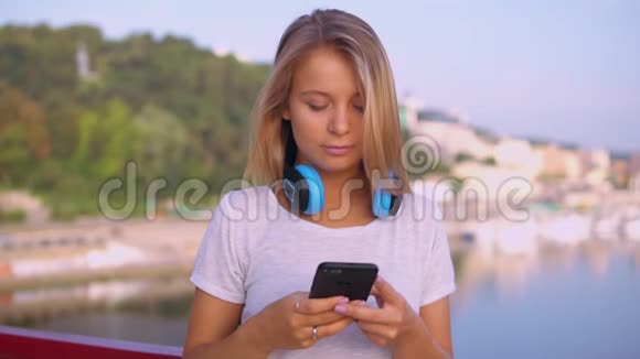 一个女人打短信的特写视频的预览图