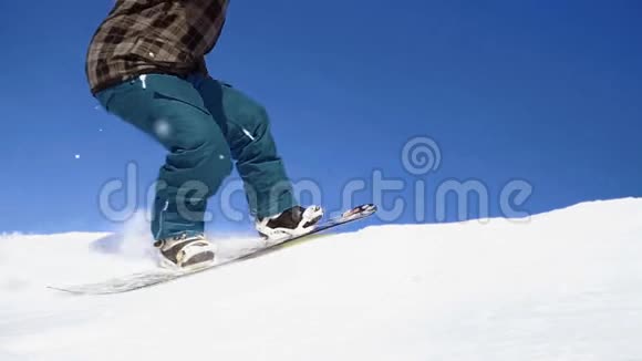 滑雪板在踢腿上跳跃视频的预览图