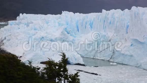 阿根廷东南部的PeritoMoreno冰川视频的预览图