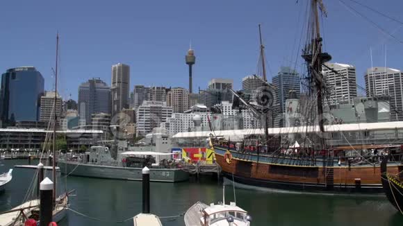 悉尼达令港国家海洋博物馆背景是悉尼塔和天际线视频的预览图