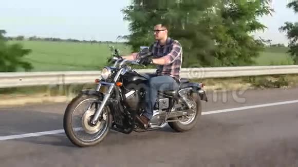 野蛮人骑摩托车间接射击视频的预览图
