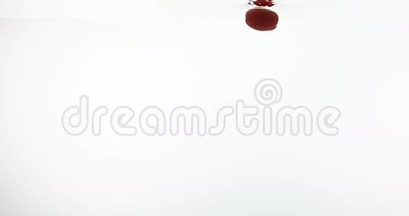 樱桃番茄茄果落在水中的白背景水果视频的预览图