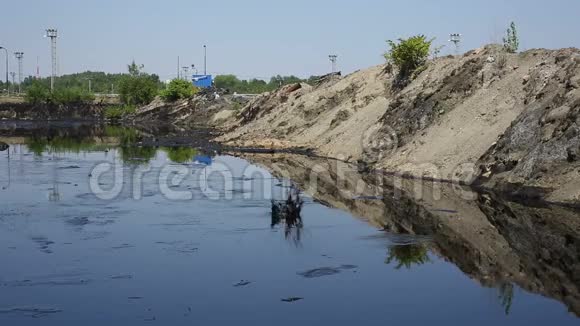 把石头扔进石油泻湖前倾倒有毒废物在奥斯特拉瓦油泻湖奥斯特拉莫影响自然视频的预览图