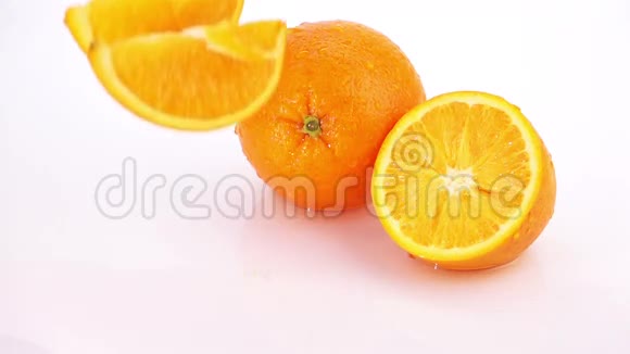 橘子片落在桌子上视频的预览图