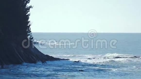 海岸海浪卷向岸边视频的预览图