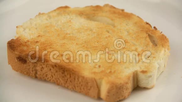 在烤面包上传播黄油视频的预览图