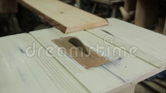 木工车间圆台锯切割木材视频的预览图