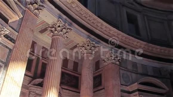 意大利罗马万神殿天花板的旋转视图视频的预览图
