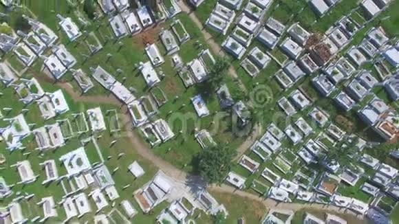 波斯尼亚墓地的旋转鸟瞰图视频的预览图