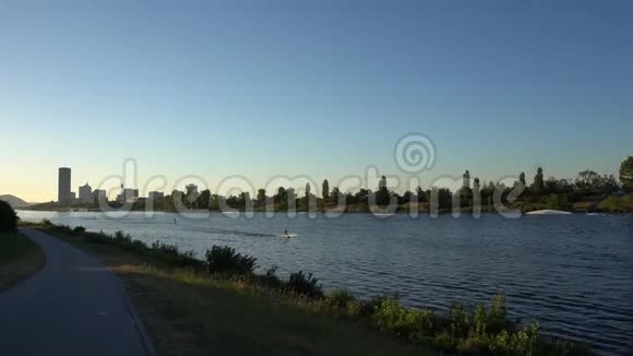 奥地利维也纳镇多瑙河水上运动视频的预览图